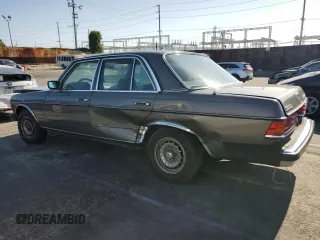 1984 Mercedes-Benz 300 D с VIN WDBAB33A1EA083118, выставлен на аукционе Copart как лот 56901585 с пробегом 157 356 миль миль и Списание • Salvage title. История ставок и продаж доступна на DreamBid. Изображение 2.