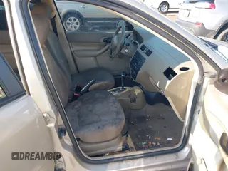2006 Ford Focus S z VIN 1FAFP34N86W233472, wystawiony jako IAAI lot #42154557 z przebiegiem 150 143 mil mil oraz . Historia ofert i sprzedaży dostępna na DreamBid. Obrazek 5.