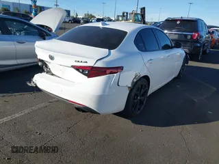 2019 Alfa Romeo Giulia z VIN ZARFAMAN5K7622490, wystawiony jako IAAI lot #41403496 z przebiegiem Nie podano mil oraz . Historia ofert i sprzedaży dostępna na DreamBid. Obrazek 13.