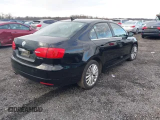 2011 Volkswagen Jetta SEL z VIN 3VWLZ7AJ2BM349306, wystawiony jako IAAI lot #38222989 z przebiegiem 198 462 mil mil oraz . Historia ofert i sprzedaży dostępna na DreamBid. Obrazek 4.