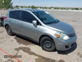 2012 Nissan Versa S z VIN 3N1BC1CP8CK213065, wystawiony jako IAAI lot #42378190 z przebiegiem 144 945 mil mil oraz . Historia ofert i sprzedaży dostępna na DreamBid. Obrazek 1.