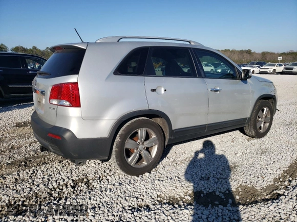 2013 Kia Sorento EX with VIN 5XYKU4A23DG376762, listed as a Copart auction lot 43710375 with 195,246 mi miles and Salvage Title. Bid and sale history available at carsss.com. Image 3.