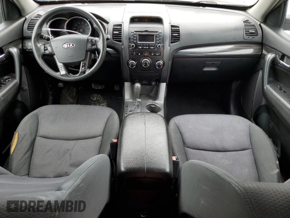 2012 Kia Sorento LX z VIN 5XYKTDA6XCG231139, wystawiony jako Copart lot #60020885 z przebiegiem 228 037 mil mil oraz Czysty tytuł • Clean title. Historia ofert i sprzedaży dostępna na DreamBid. Obrazek 8.