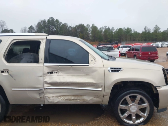 2008 Cadillac Escalade with VIN 1GYEC63818R151366, listed as a IAAI auction lot 41563949 with 272,163 mi miles. Bid and sale history available at carsss.com. Image 6.