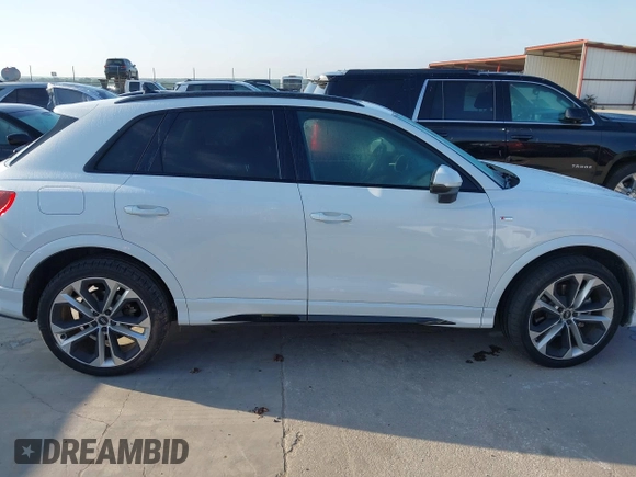 2021 Audi Q3 S line Premium z VIN WA1DECF35M1063868, wystawiony jako IAAI lot #42247128 z przebiegiem 89 959 mil mil oraz . Historia ofert i sprzedaży dostępna na DreamBid. Obrazek 13.