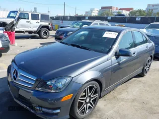2013 Mercedes-Benz C 250 Sport z VIN WDDGF4HB8DR261166, wystawiony jako IAAI lot #41826220 z przebiegiem 67 660 mil mil oraz . Historia ofert i sprzedaży dostępna na DreamBid. Obrazek 6.