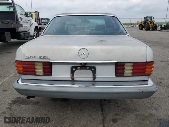1985 Mercedes-Benz 380 z VIN WDBCA32C1FA105232, wystawiony jako Copart lot #55124875 z przebiegiem 150 676 mil mil oraz Czysty tytuł • Clean title. Historia ofert i sprzedaży dostępna na DreamBid. Obrazek 6.