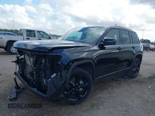 2023 Jeep Grand Cherokee Laredo z VIN 1C4RJHAG7PC661998, wystawiony jako IAAI lot #41104990 z przebiegiem 43 718 mil mil oraz . Historia ofert i sprzedaży dostępna na DreamBid. Obrazek 2.