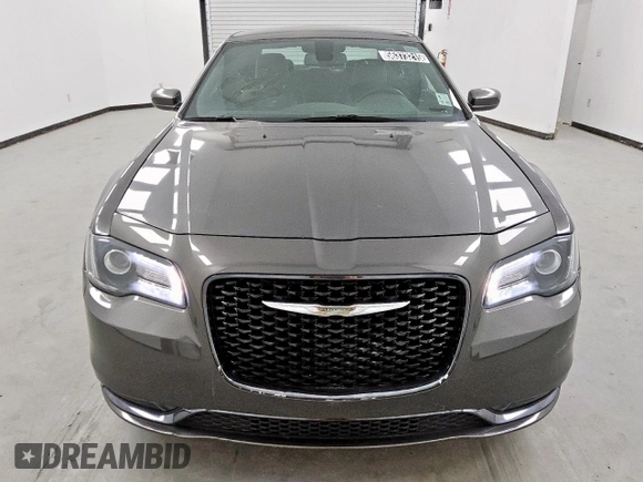 2020 Chrysler 300 S z VIN 2C3CCABG8LH131377, wystawiony jako Copart lot #56373215 z przebiegiem 3 584 mil mil oraz Czysty tytuł • Clean title. Historia ofert i sprzedaży dostępna na DreamBid. Obrazek 5.