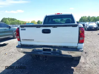 2007 Chevrolet Silverado 1500HD LS z VIN 1GCGK13UX7F199725, wystawiony jako IAAI lot #42098940 z przebiegiem Nie podano mil oraz . Historia ofert i sprzedaży dostępna na DreamBid. Obrazek 16.