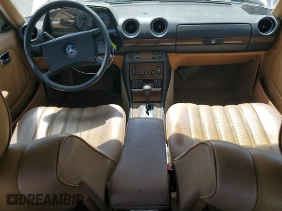 1983 Mercedes-Benz 300 D z VIN WDBAB33AXDB017451, wystawiony jako Copart lot #60463935 z przebiegiem 314 995 mil mil oraz Czysty tytuł • Clean title. Historia ofert i sprzedaży dostępna na DreamBid. Obrazek 8.