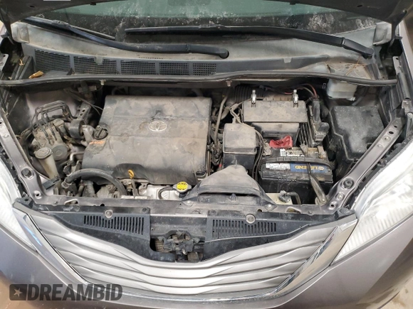 2012 Toyota Sienna XLE z VIN 5TDDK3DC8CS046677, wystawiony jako Copart lot #52381025 z przebiegiem 144 054 mil mil oraz Czysty tytuł • Clean title. Historia ofert i sprzedaży dostępna na DreamBid. Obrazek 12.