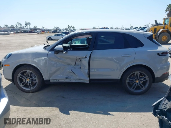 2024 Porsche Cayenne z VIN WP1AA2AY5RDA02624, wystawiony jako IAAI lot #42205528 z przebiegiem Nie podano mil oraz . Historia ofert i sprzedaży dostępna na DreamBid. Obrazek 13.