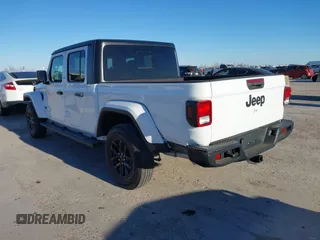 2023 Jeep Gladiator Willys z VIN 1C6HJTAGXPL528674, wystawiony jako IAAI lot #41376339 z przebiegiem 7 102 mil mil oraz . Historia ofert i sprzedaży dostępna na DreamBid. Obrazek 3.