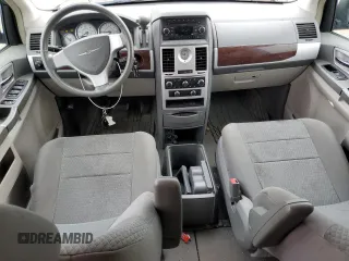 2010 Chrysler Town & Country Touring z VIN 2A4RR5D13AR404747, wystawiony jako Copart lot #57100735 z przebiegiem 220 550 mil mil oraz Szkoda całkowita • Salvage title. Historia ofert i sprzedaży dostępna na DreamBid. Obrazek 8.