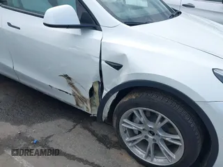 2022 Tesla Model Y Long Range z VIN 7SAYGDEE6NF419332, wystawiony jako IAAI lot #42020974 z przebiegiem 55 680 mil mil oraz . Historia ofert i sprzedaży dostępna na DreamBid. Obrazek 6.