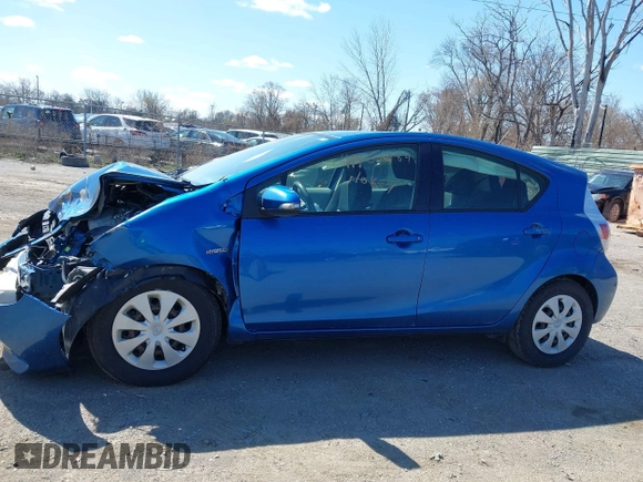 2013 Toyota Prius One z VIN JTDKDTB33D1555756, wystawiony jako IAAI lot #41962684 z przebiegiem Nie podano mil oraz . Historia ofert i sprzedaży dostępna na DreamBid. Obrazek 13.