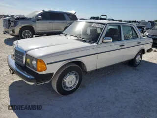 1981 Mercedes-Benz 300 D with VIN WDBAB30A6BB243942, listed as a Copart auction lot 82845224 with 103,393 mi miles and Salvage Title. Bid and sale history available at carsss.com. Image 1.