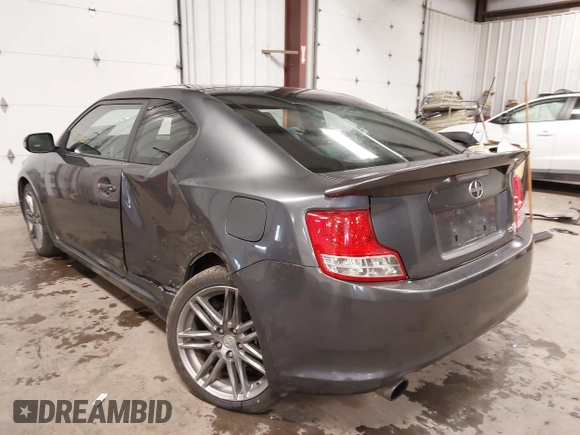 2011 Scion tC z VIN JTKJF5C75B3011546, wystawiony jako IAAI lot #42314036 z przebiegiem 266 448 mil mil oraz . Historia ofert i sprzedaży dostępna na DreamBid. Obrazek 3.