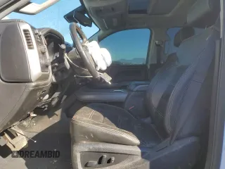 2019 GMC Sierra 3500HD Denali z VIN 1GT42WEY4KF241556, wystawiony jako Copart lot #42368875 z przebiegiem Nie podano mil oraz Szkody całkowita. Historia ofert i sprzedaży dostępna na DreamBid. Obrazek 7.