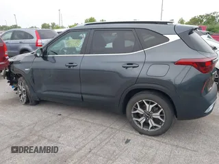 2022 Kia Seltos EX z VIN KNDERCAA3N7237293, wystawiony jako IAAI lot #42363349 z przebiegiem 45 857 mil mil oraz . Historia ofert i sprzedaży dostępna na DreamBid. Obrazek 15.