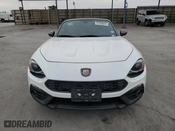 2019 FIAT 124 Spider Urbana Edition z VIN JC1NFAEK2K0142905, wystawiony jako Copart lot #87458644 z przebiegiem 33 680 mil mil oraz Szkoda całkowita • Salvage title. Historia ofert i sprzedaży dostępna na DreamBid. Obrazek 5.