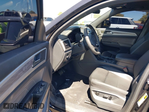 2023 Volkswagen Atlas SE z VIN 1V2DC2CA0PC206192, wystawiony jako IAAI lot #41856061 z przebiegiem 23 572 mil mil oraz . Historia ofert i sprzedaży dostępna na DreamBid. Obrazek 5.