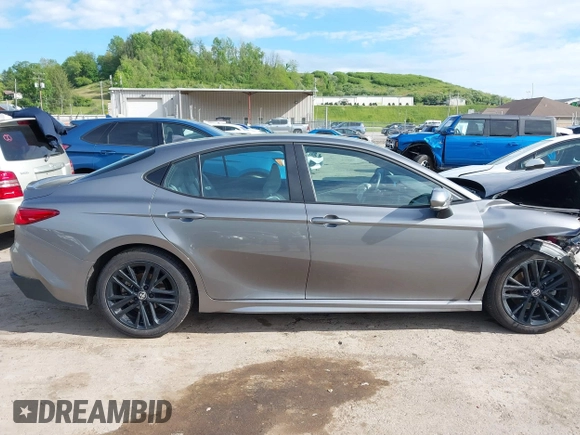 2025 Toyota Camry LE z VIN 4T1DAACK9SU518259, wystawiony jako IAAI lot #42225124 z przebiegiem 222 mil mil oraz . Historia ofert i sprzedaży dostępna na DreamBid. Obrazek 14.