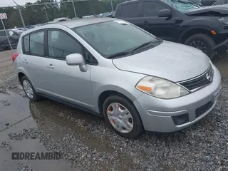2010 Nissan Versa S z VIN 3N1BC1CP3AL446634, wystawiony jako IAAI lot #42339132 z przebiegiem 105 237 mil mil oraz . Historia ofert i sprzedaży dostępna na DreamBid. Obrazek 1.