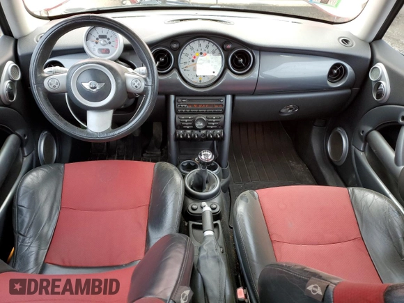 2005 MINI Hardtop с VIN WMWRC33435TC57559, выставлен на аукционе Copart как лот 53130725 с пробегом 163 438 миль миль и Списание • Salvage title. История ставок и продаж доступна на DreamBid. Изображение 8.