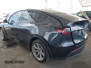 2024 Tesla Model Y Long Range z VIN 7SAYGDEE2RF069588, wystawiony jako IAAI lot #42024180 z przebiegiem 13 230 mil mil oraz . Historia ofert i sprzedaży dostępna na DreamBid. Obrazek 3.