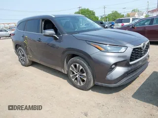 2022 Toyota Highlander XLE z VIN 5TDGZRAH9NS554266, wystawiony jako IAAI lot #42427659 z przebiegiem 61 112 mil mil oraz . Historia ofert i sprzedaży dostępna na DreamBid. Obrazek 1.