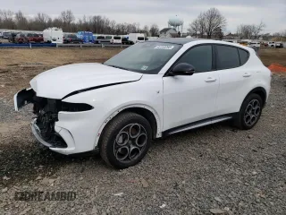 2024 Alfa Romeo Tonale Ti z VIN ZASPATCW2R3050296, wystawiony jako Copart lot #46153295 z przebiegiem 7440 mil mil oraz Szkody całkowita. Historia ofert i sprzedaży dostępna na DreamBid. Obrazek 1.