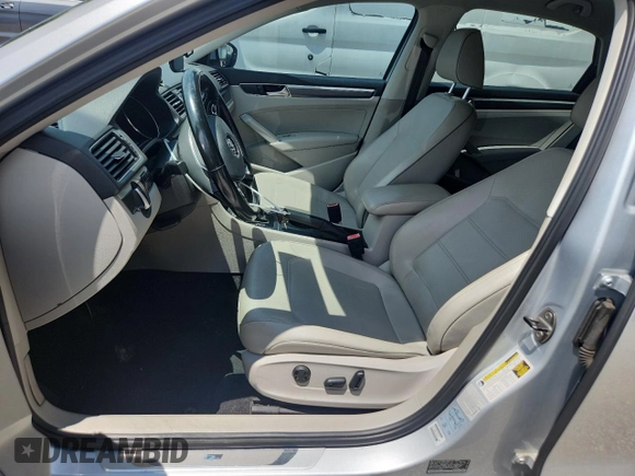 2016 Volkswagen Passat S z VIN 1VWAS7A32GC058844, wystawiony jako Copart lot #63416785 z przebiegiem 104 050 mil mil oraz Szkoda całkowita • Salvage title. Historia ofert i sprzedaży dostępna na DreamBid. Obrazek 7.