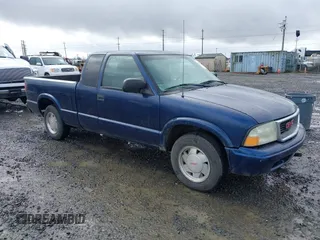 2002 GMC Sonoma SLS with VIN 1GTCS195728112584, listed as a IAAI auction lot 41562576 with 177,042 mi miles. Bid and sale history available at carsss.com. Image 1.