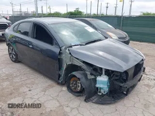 2021 Kia Forte LXS z VIN 3KPF24AD8ME404965, wystawiony jako IAAI lot #42124241 z przebiegiem 33 240 mil mil oraz . Historia ofert i sprzedaży dostępna na DreamBid. Obrazek 1.