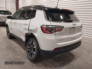 2023 Jeep Compass (RED) Edition z VIN 3C4NJDCN1PT569129, wystawiony jako IAAI lot #42407967 z przebiegiem 22 720 mil mil oraz . Historia ofert i sprzedaży dostępna na DreamBid. Obrazek 3.