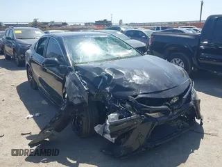 2023 Toyota Camry SE z VIN 4T1G11AK9PU785442, wystawiony jako IAAI lot #42023770 z przebiegiem 47 373 mil mil oraz . Historia ofert i sprzedaży dostępna na DreamBid. Obrazek 1.