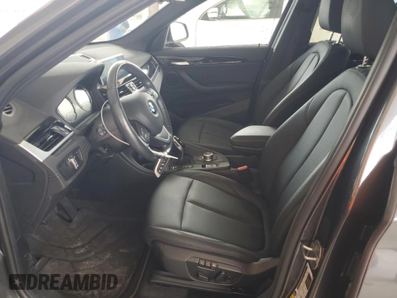 2022 BMW X1 xDrive28i z VIN WBXJG9C05N5U77973, wystawiony jako Copart lot #56828995 z przebiegiem 14 448 mil mil oraz Szkoda całkowita • Salvage title. Historia ofert i sprzedaży dostępna na DreamBid. Obrazek 7.