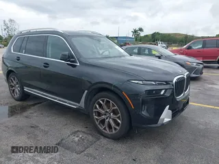 2024 BMW X7 xDrive40i z VIN 5UX23EM08R9V06884, wystawiony jako IAAI lot #42246922 z przebiegiem 32 790 mil mil oraz . Historia ofert i sprzedaży dostępna na DreamBid. Obrazek 1.