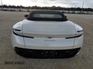 2020 Aston Martin DB11 z VIN SCFRMFCWXLGM09361, wystawiony jako Copart lot #74208744 z przebiegiem 10 972 mil mil oraz Szkody całkowita. Historia ofert i sprzedaży dostępna na DreamBid. Obrazek 6.