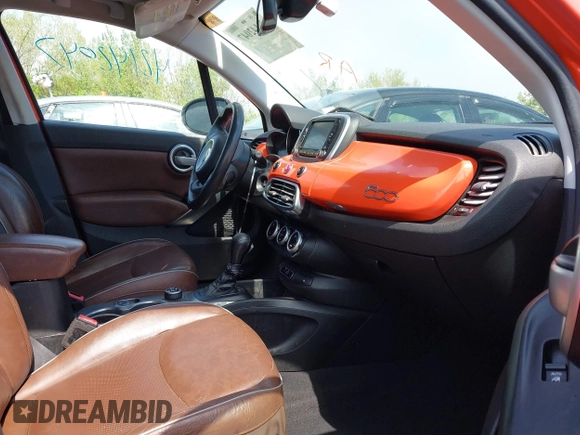 2016 FIAT 500X Lounge z VIN ZFBCFXDT5GP383186, wystawiony jako IAAI lot #42142047 z przebiegiem 163 900 mil mil oraz . Historia ofert i sprzedaży dostępna na DreamBid. Obrazek 5.
