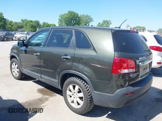 2012 Kia Sorento LX z VIN 5XYKT3A15CG191986, wystawiony jako IAAI lot #42261039 z przebiegiem 161 816 mil mil oraz . Historia ofert i sprzedaży dostępna na DreamBid. Obrazek 3.