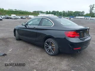 2020 BMW 2 Series 230i xDrive z VIN WBA2J3C02L7E63806, wystawiony jako IAAI lot #42270821 z przebiegiem 28 277 mil mil oraz . Historia ofert i sprzedaży dostępna na DreamBid. Obrazek 3.