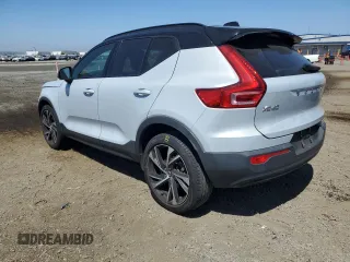 2021 Volvo XC40 R-Design z VIN YV4AC2HM4M2481361, wystawiony jako Copart lot #60087734 z przebiegiem 28 807 mil mil oraz Szkoda całkowita • Salvage title. Historia ofert i sprzedaży dostępna na DreamBid. Obrazek 2.