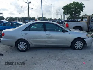 2005 Toyota Camry STD z VIN 4T1BE32K95U381773, wystawiony jako IAAI lot #42221291 z przebiegiem 93 224 mil mil oraz . Historia ofert i sprzedaży dostępna na DreamBid. Obrazek 13.