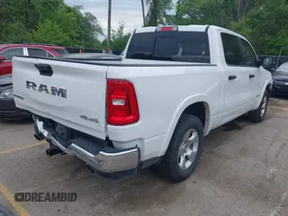 2025 Ram 1500 Big Horn z VIN 1C6SRFFP4SN562194, wystawiony jako IAAI lot #42213184 z przebiegiem 25 704 mil mil oraz . Historia ofert i sprzedaży dostępna na DreamBid. Obrazek 4.