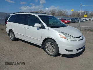 2008 Toyota Sienna XLE z VIN 5TDZK22C98S195819, wystawiony jako IAAI lot #42082880 z przebiegiem 174 319 mil mil oraz . Historia ofert i sprzedaży dostępna na DreamBid. Obrazek 1.