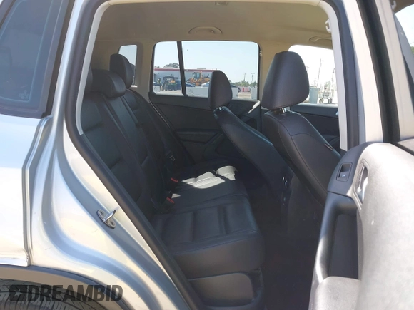 2017 Volkswagen Tiguan S z VIN WVGAV7AX5HK016877, wystawiony jako IAAI lot #42174845 z przebiegiem 99 334 mil mil oraz . Historia ofert i sprzedaży dostępna na DreamBid. Obrazek 8.