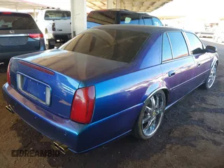 2003 Cadillac DeVille DTS z VIN 1G6KF57943U114611, wystawiony jako IAAI lot #41661350 z przebiegiem 160 762 mil mil oraz . Historia ofert i sprzedaży dostępna na DreamBid. Obrazek 4.